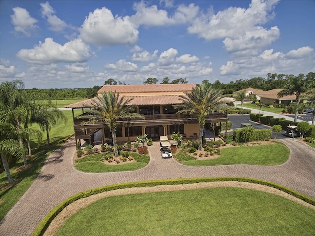 view of front of property featuring a front lawn