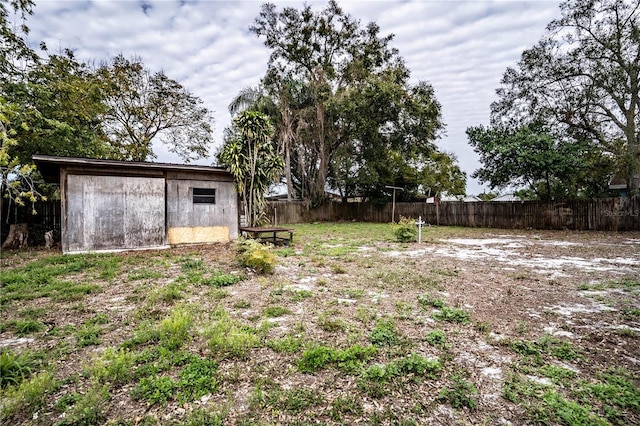 view of yard featuring an outdoor structure