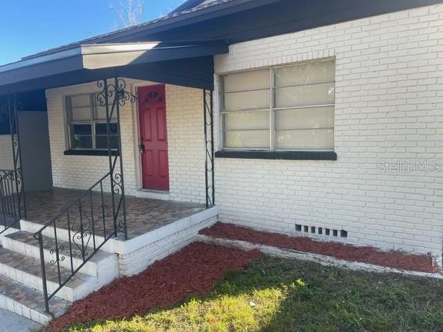 property entrance featuring covered porch