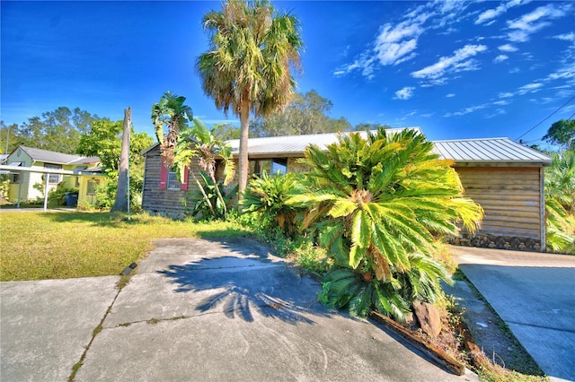 view of front of property featuring a front yard