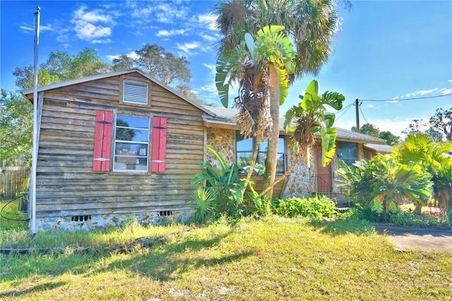 view of front of house with a front yard