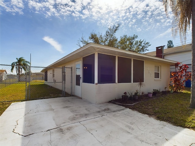 view of front of home featuring a front yard