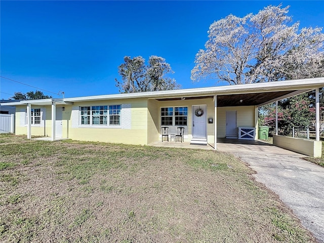 view of front of home with a front yard and a carport