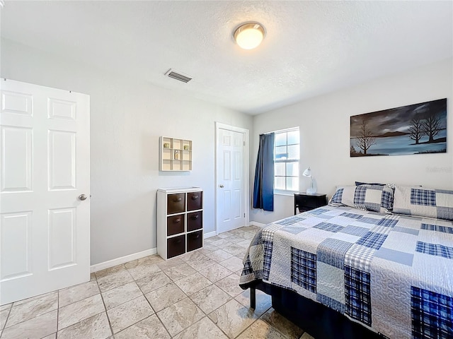 bedroom featuring a textured ceiling and a closet