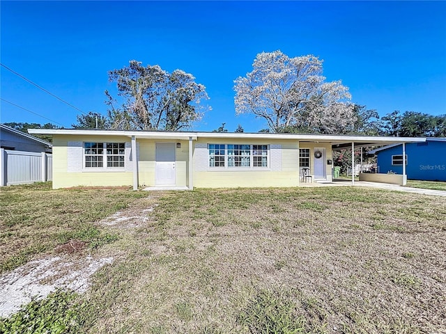 view of front of home featuring a carport and a front lawn