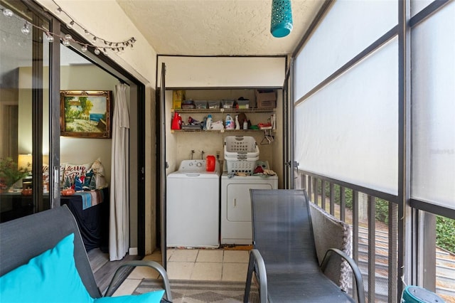 laundry room with washer and clothes dryer and a textured ceiling