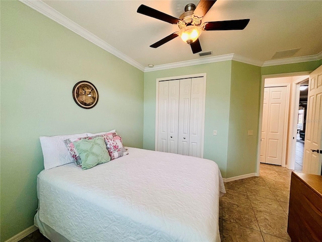 tiled bedroom with ceiling fan, ornamental molding, and a closet