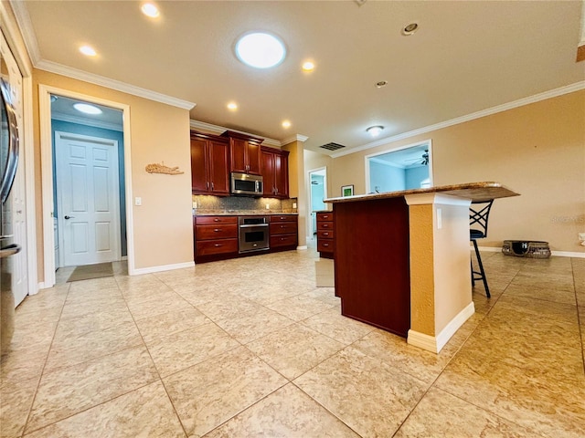 kitchen with backsplash, stainless steel appliances, ceiling fan, crown molding, and a breakfast bar area