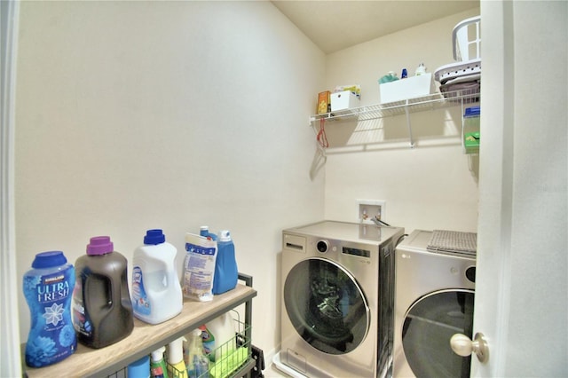 washroom featuring washing machine and clothes dryer