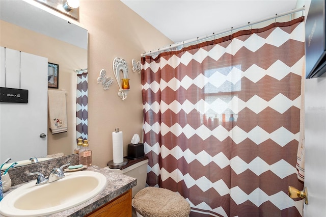 bathroom with a shower with shower curtain, vanity, and toilet