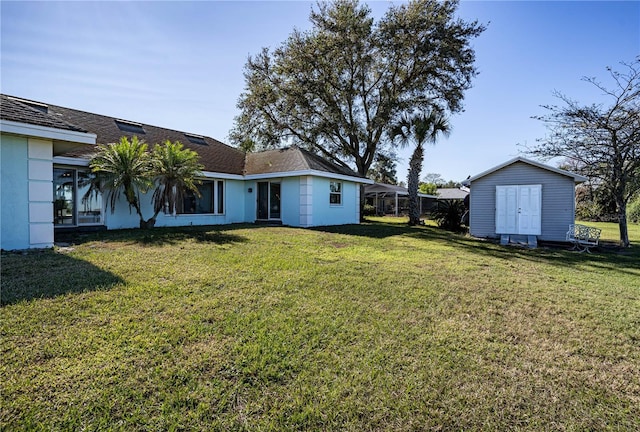 view of yard featuring a shed