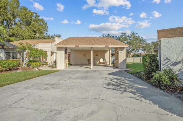 view of front of house featuring a front lawn and a carport