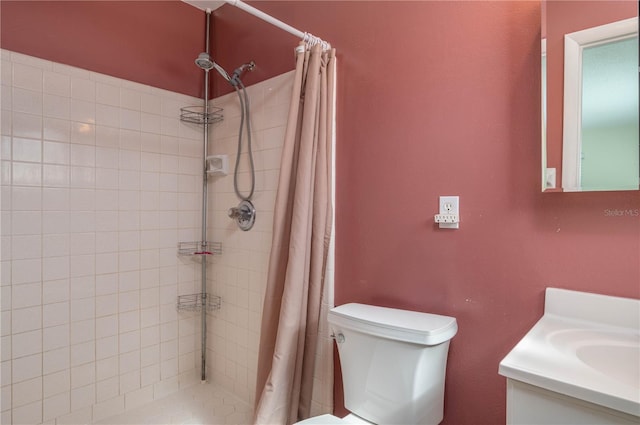 bathroom featuring toilet, a shower with shower curtain, and vanity