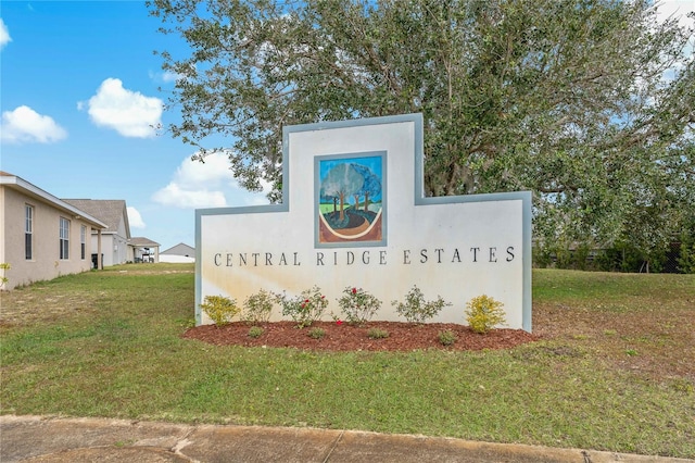 community sign with a yard