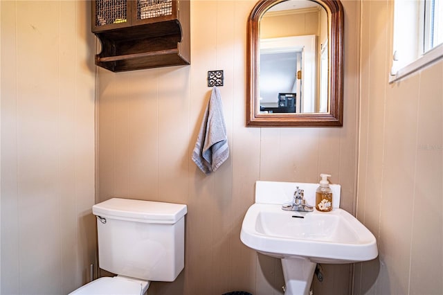 bathroom featuring toilet and sink