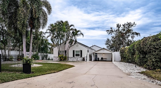 ranch-style home featuring a front lawn