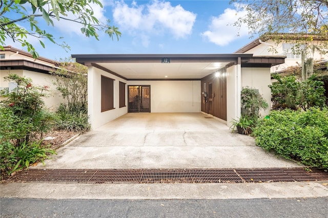 view of front facade featuring a carport