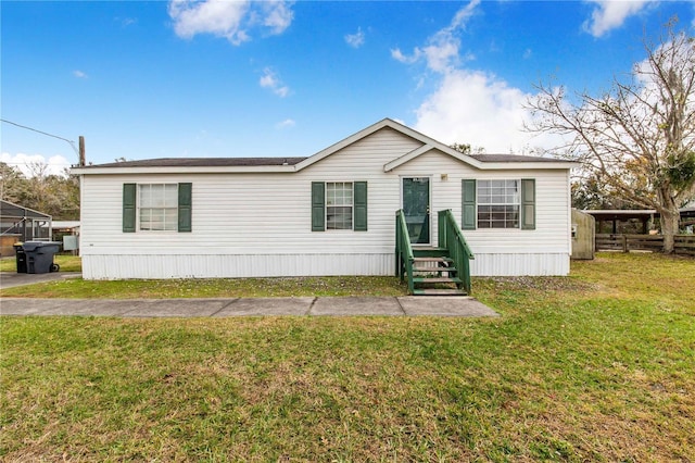 manufactured / mobile home featuring a front yard