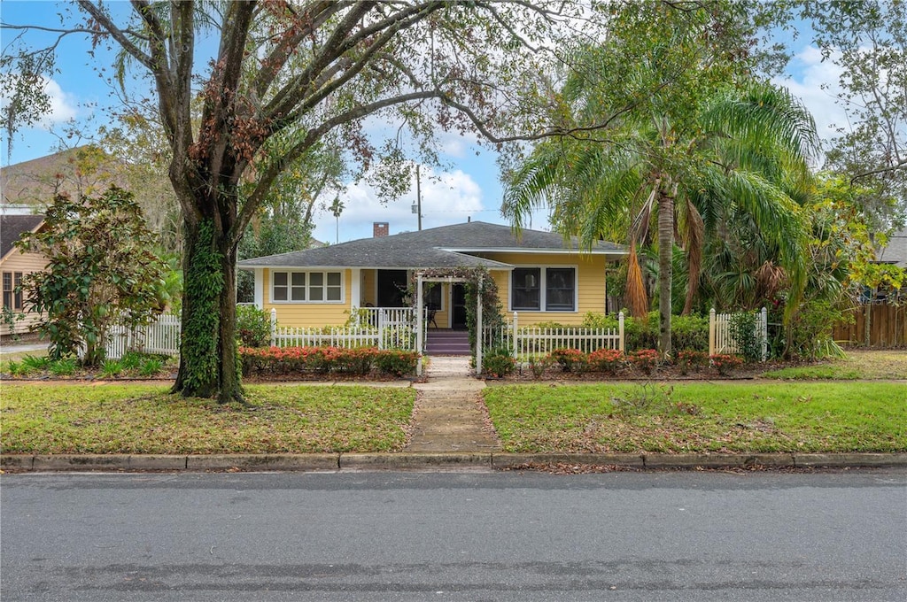 ranch-style home featuring a front lawn