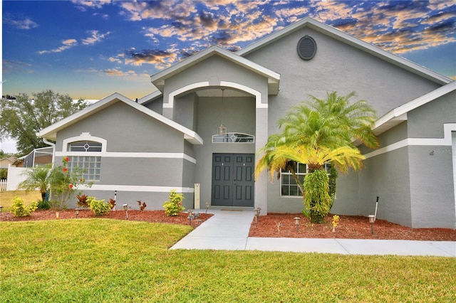 view of front of property featuring a yard