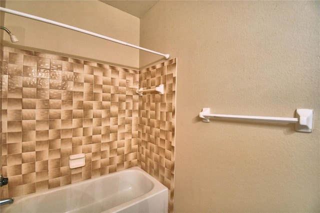 bathroom featuring tiled shower / bath combo