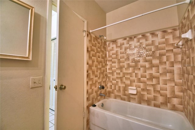 bathroom featuring tiled shower / bath