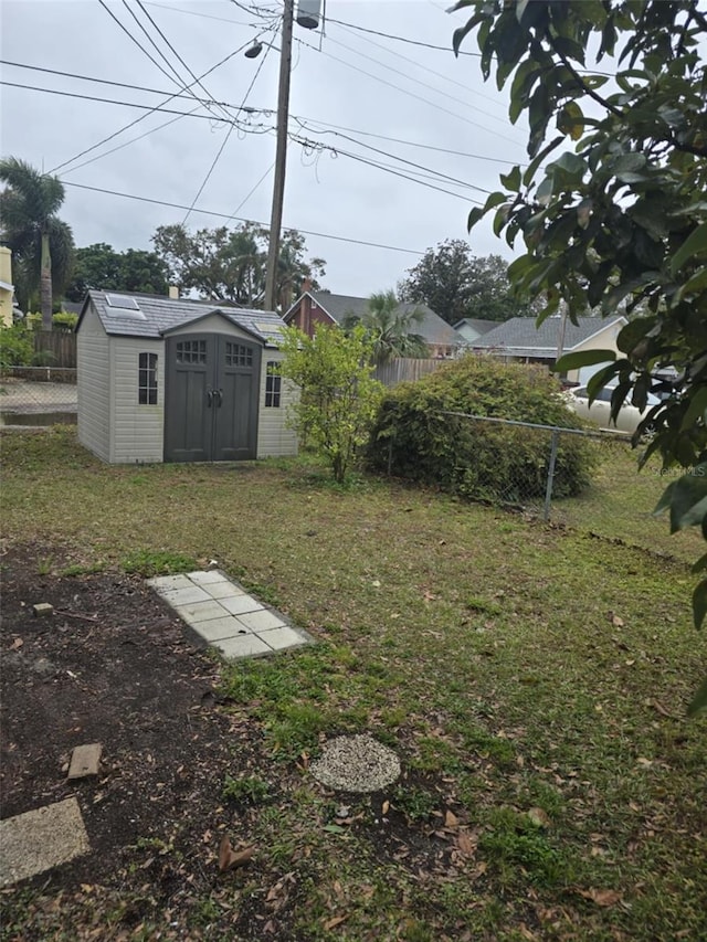 view of yard featuring a shed