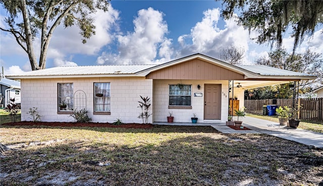 view of front of house featuring a carport and a front yard