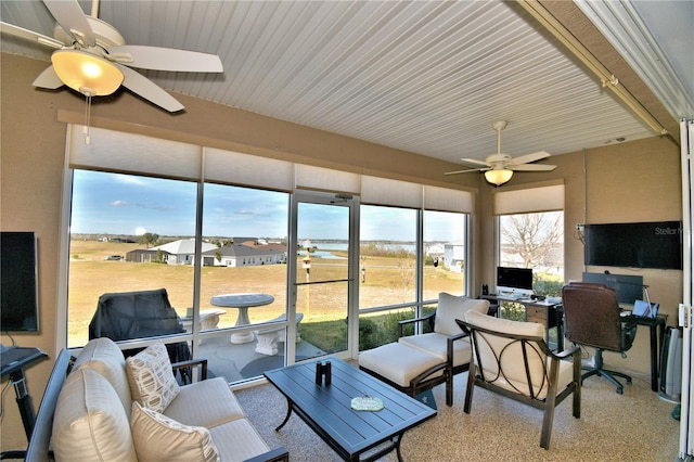 sunroom with ceiling fan