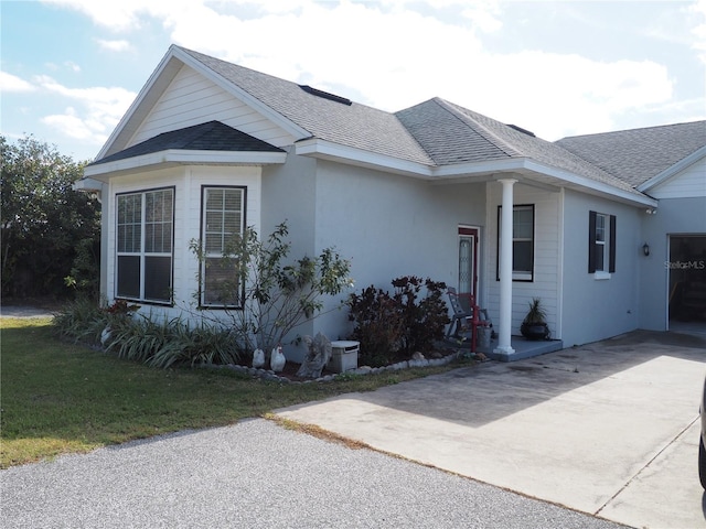 view of front of home featuring a front lawn