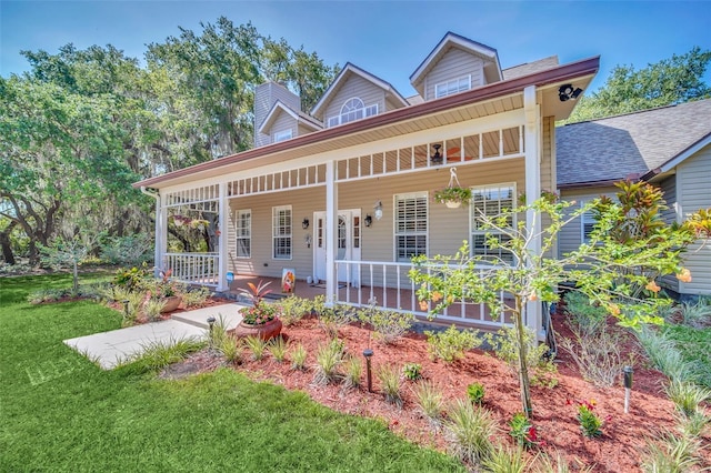 view of front facade featuring a porch and a front yard