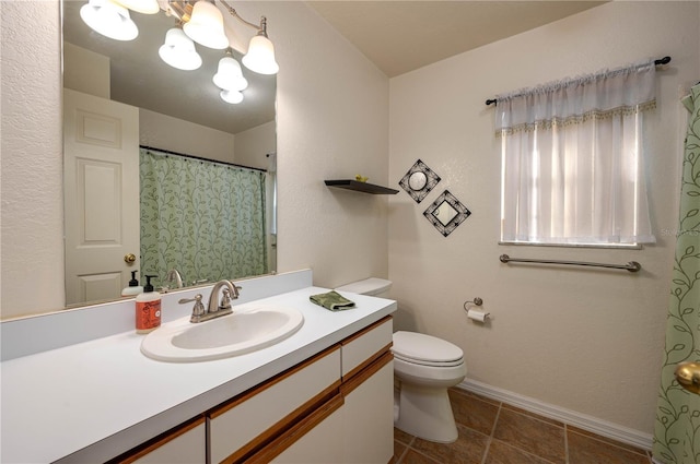 full bath featuring curtained shower, toilet, a notable chandelier, vanity, and baseboards