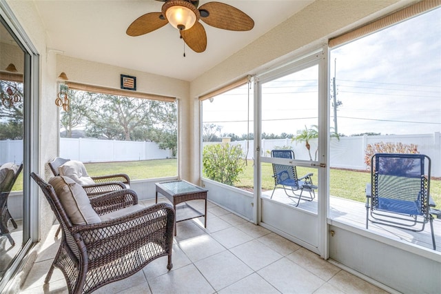 sunroom with ceiling fan