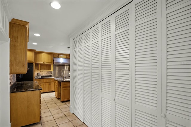 kitchen with sink, tasteful backsplash, black refrigerator with ice dispenser, hanging light fixtures, and light tile patterned floors