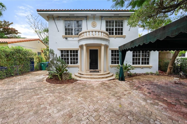 view of front of house featuring a patio