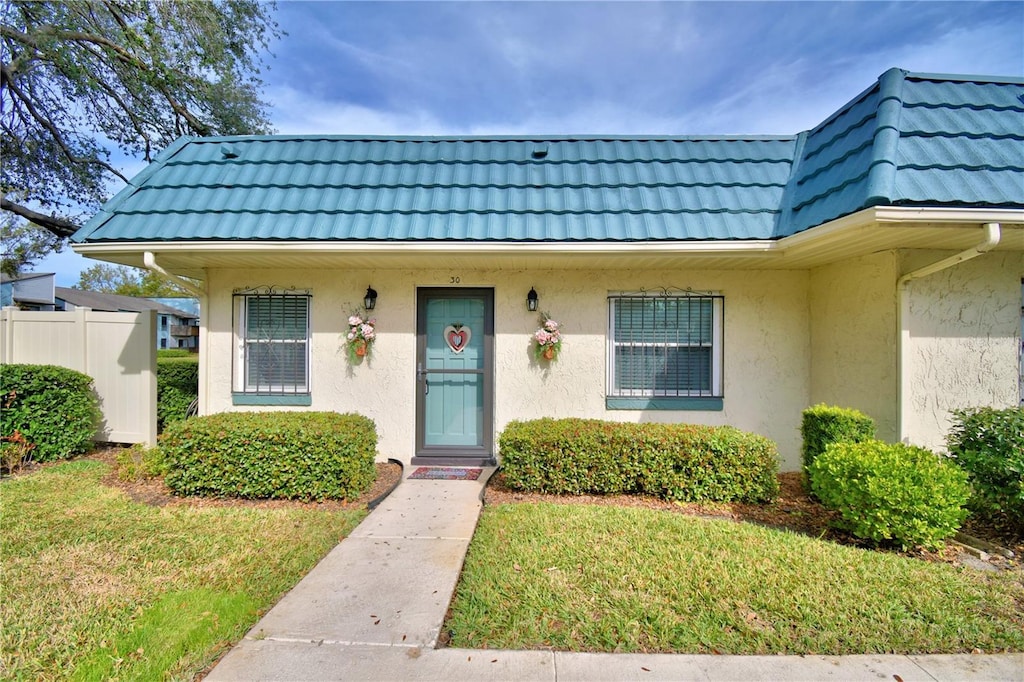 view of front of home featuring a front yard