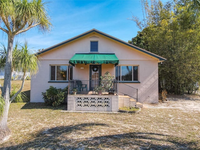 bungalow featuring a front lawn