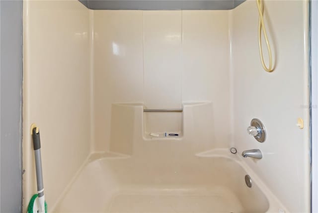 bathroom with tub / shower combination