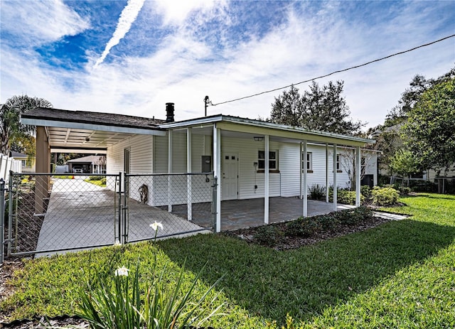 view of front of home featuring a front yard and a carport