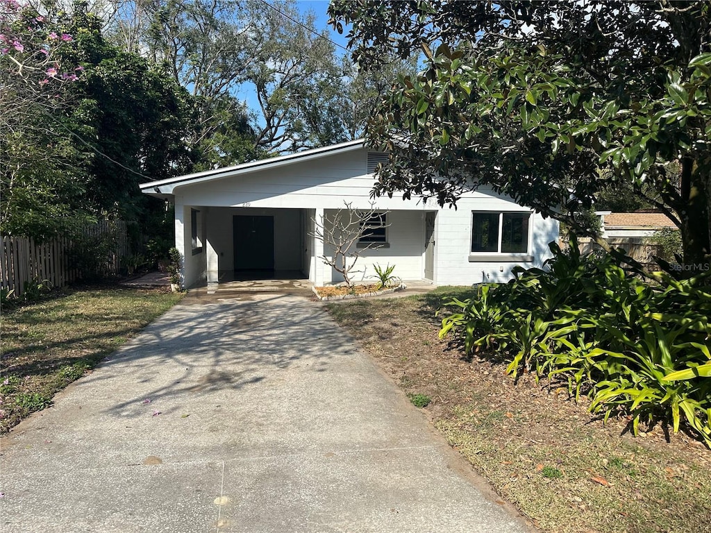 view of front facade featuring a carport