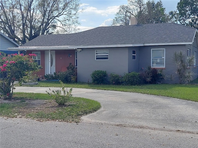 view of front of property featuring a front yard