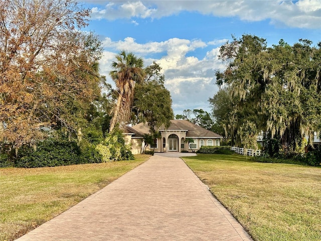 view of front facade featuring a front lawn