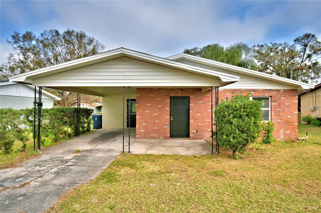 view of front of home featuring a carport and a front lawn