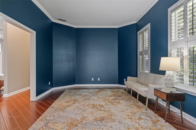 sitting room with crown molding