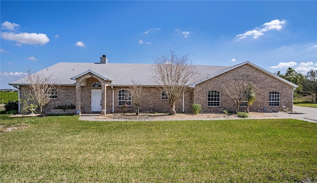 ranch-style house featuring a front yard