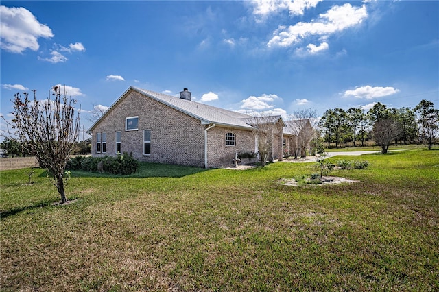 view of side of property featuring a lawn