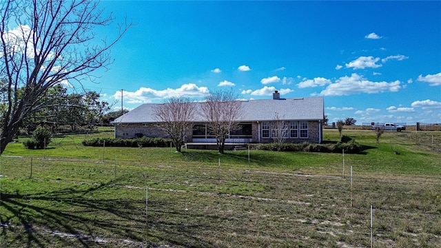 view of front facade featuring a front lawn