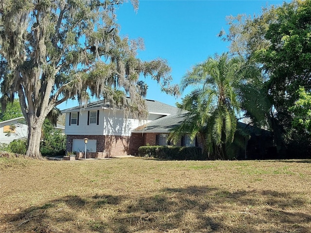 view of front of property featuring a front lawn