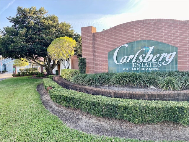 community sign with a lawn