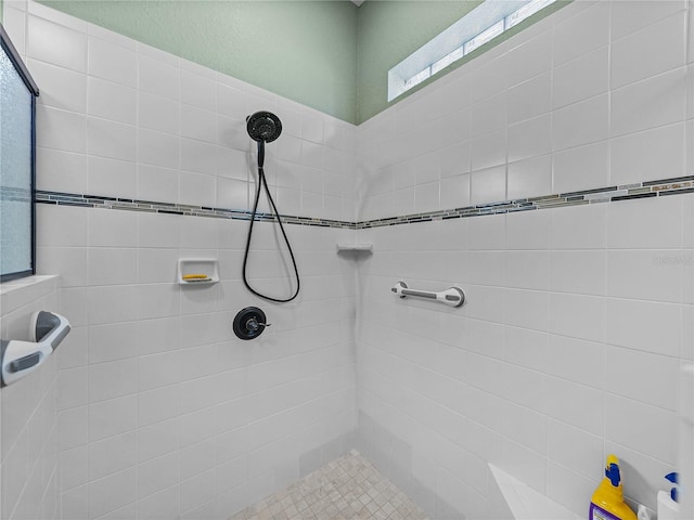 bathroom featuring tiled shower